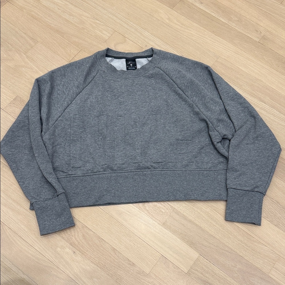 Nike dri-fit crop top sweater medium